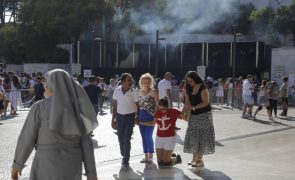 Emigrantes cumprem promessas e procuram conforto no Santuário de Fátima