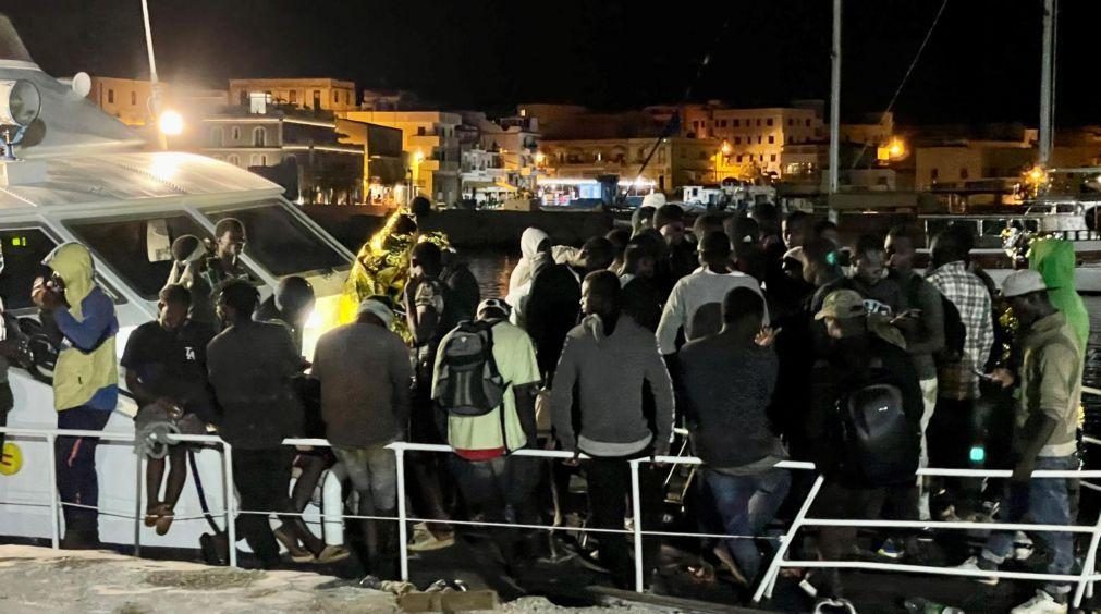Sicília sobrecarregada com chegada de mais de 3.000 migrantes em 24 horas