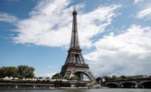 Torre Eiffel evacuada por ameaça de bomba
