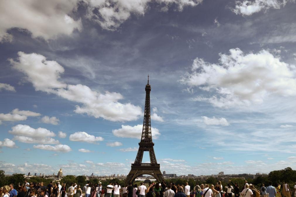 Torre Eiffel reaberta ao pública após falsa ameaça de bomba