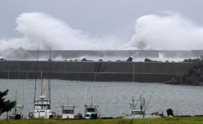 Tempestade tropical causa dois feridos e suspende voos e comboios no Japão