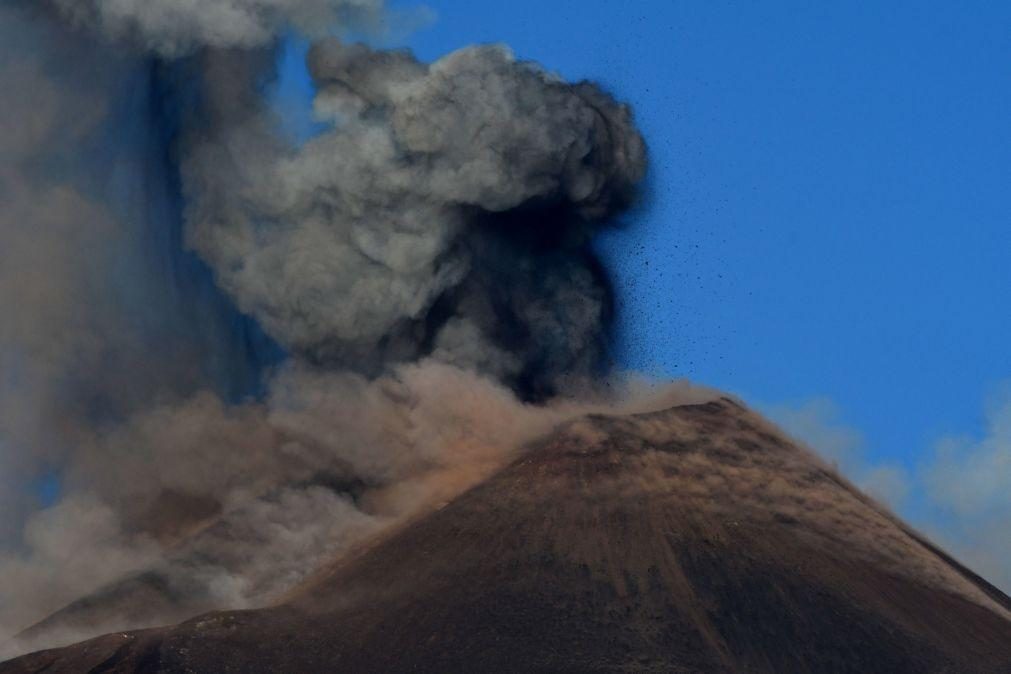 Itália eleva vulcão Etna para estado de pré-alerta após erupção no domingo