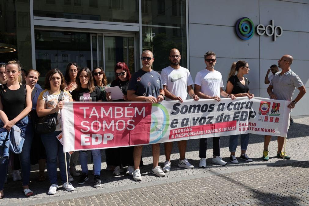 Trabalhadores dos 'call centers' e lojas da EDP concentrados em Lisboa pedem reuniões com partidos e Governo
