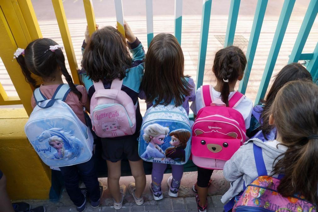 Alunos recebem novos manuais se antigos estiverem inutilizados por