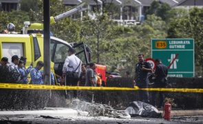 Avião despenha-se em autoestrada na Malásia e provoca 10 mortos