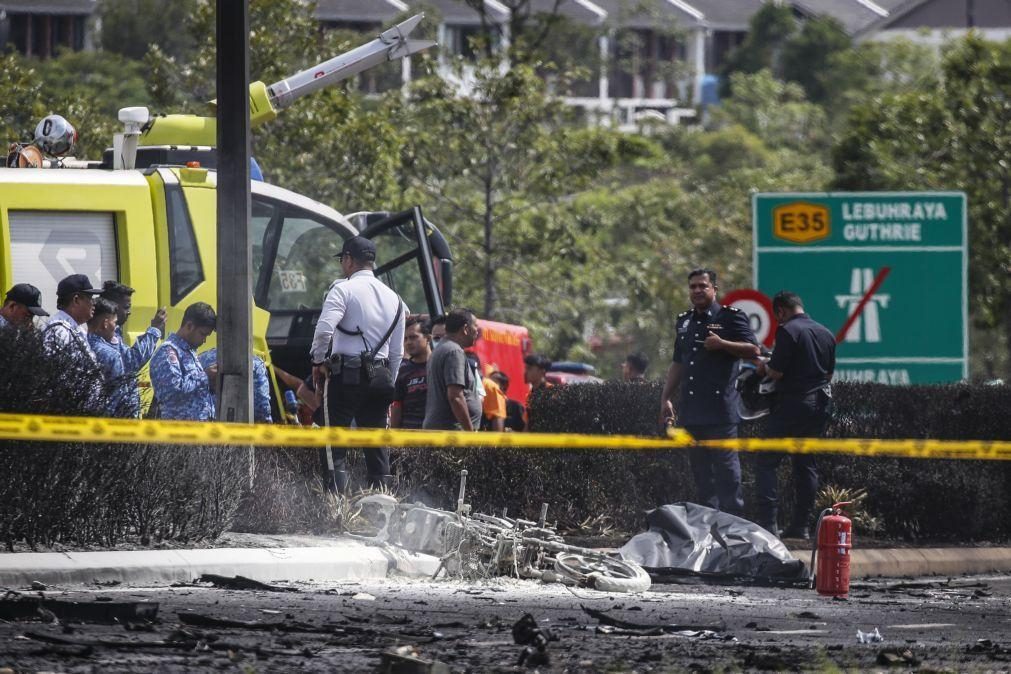 Avião despenha-se em autoestrada na Malásia e provoca 10 mortos