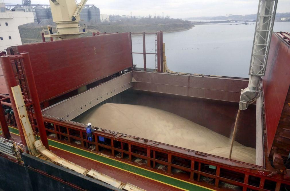 Ucrânia: Primeiro cargueiro com cereais chega à Turquia apesar de cerco russo