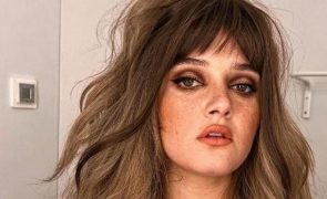 Carolina Deslandes chora em palco após acidente mortal na A1