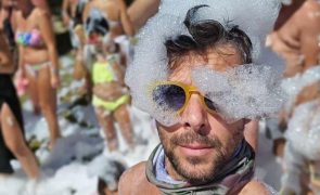 Jorge Corrula A forma divertida de dormir a sesta nas férias