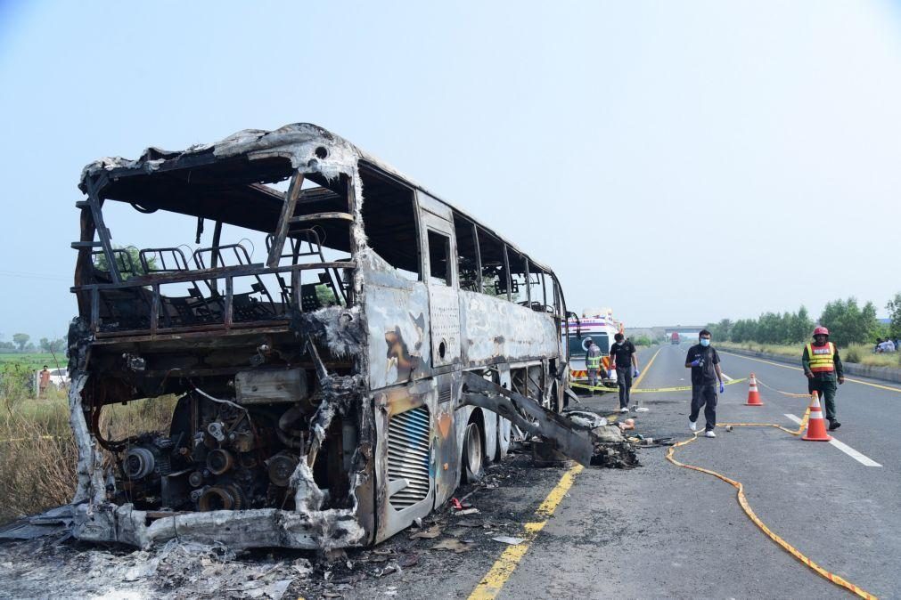 Autocarro incendeia-se após bater em carrinha no Paquistão, matando 18 pessoas