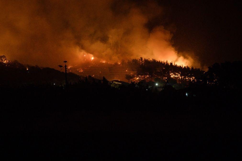 Fogo descontrolado na Grécia perto da fronteira turca obriga a evacuar aldeias