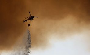Fogo em Carrazeda de Ansiães continua ativo e com uma frente