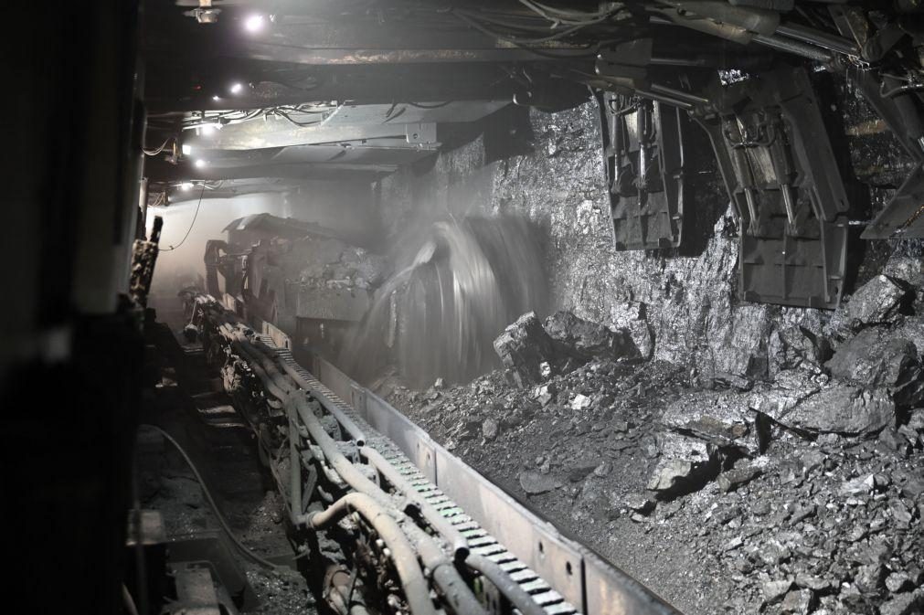 Sobe para 11 número de mortos em explosão em mina no centro da China