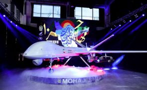 Irão apresenta novo 'drone' com alcance de 2.000 quilómetros