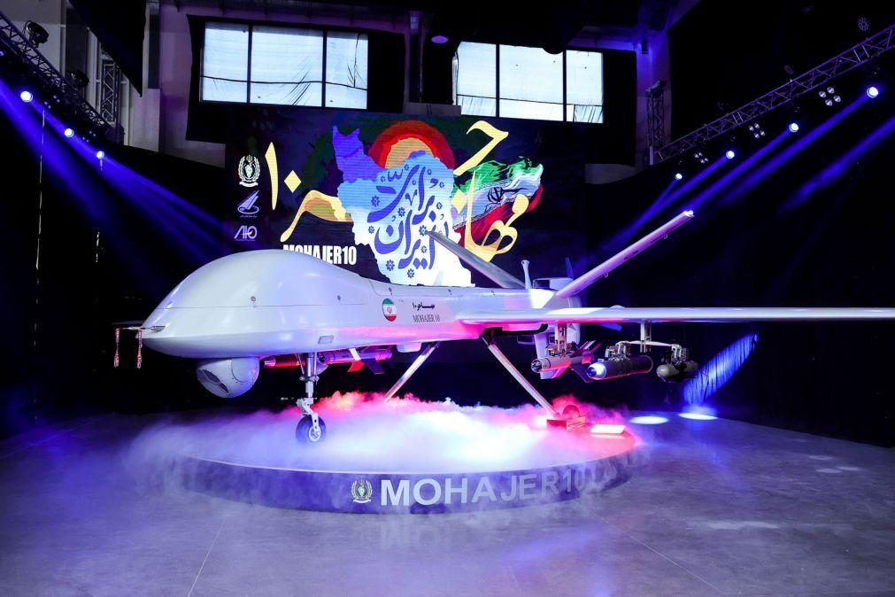 Irão apresenta novo 'drone' com alcance de 2.000 quilómetros