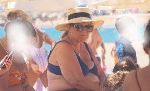 Dolores Aveiro Aproveita dia de praia no Algarve