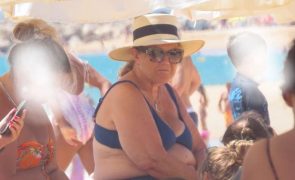 Dolores Aveiro Aproveita dia de praia no Algarve