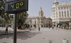 Países do sul da Europa enfrentam vaga de calor tardia e novo drama com incêndios