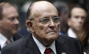 Ex-advogado de Trump Rudy Giuliani entrega-se às autoridades da Geórgia