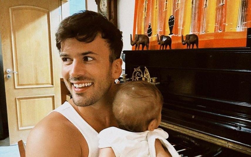 David Carreira Que amor! Cantor brinca com o filho na piscina: