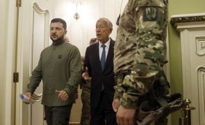 Ucrânia: PR condecorou Zelensky em cerimónia privada