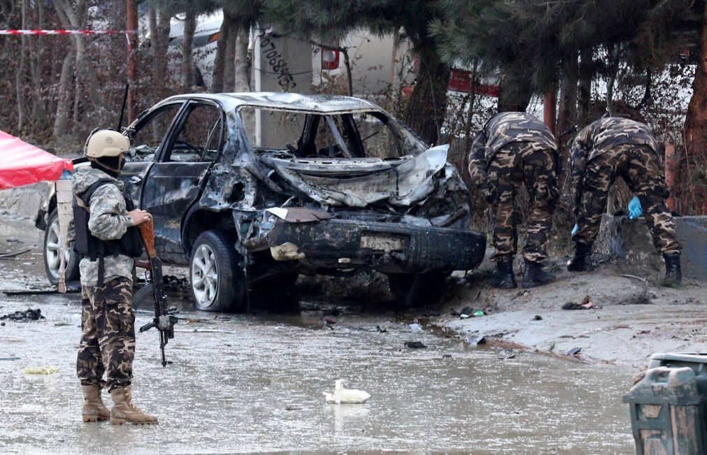 Atentado reivindicado pelo Estado Islâmico faz pelo menos 15 mortos em Cabul