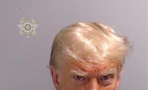 Trump publica fotografia tirada na prisão e insinua interferência eleitoral