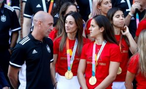 Presidente da Federação espanhola não se demite após beijo polémico a jogadora
