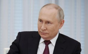 Putin obriga elementos de grupos paramilitares a prestar juramento à Rússia