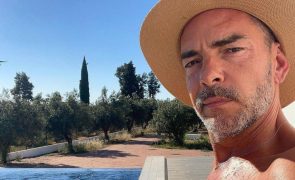 Cláudio Ramos Mostra o lado mais atrevido ao posar em tronco nu: 