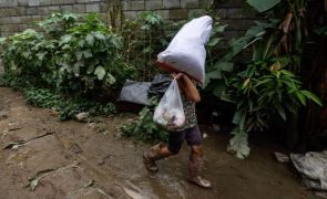 Centenas de pessoas fogem das inundações causadas por tufão nas Filipinas