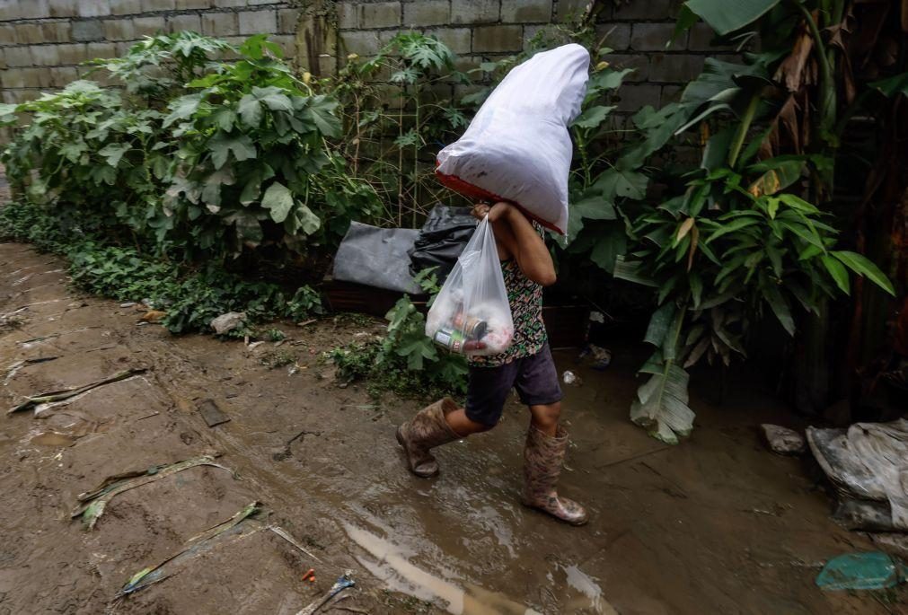 Centenas de pessoas fogem das inundações causadas por tufão nas Filipinas