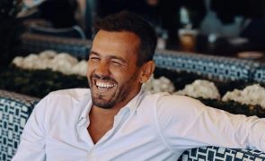 Pedro Teixeira É o rei da festa: canta em tronco nu e domina touro mecânico