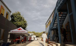 Centro de acolhimento de Lampedusa repleto com mais de 4.000 refugiados