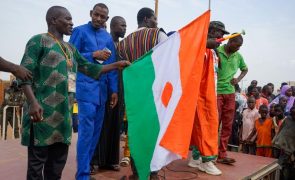 Níger: Manifestantes queimam bandeira francesa e exigem retirada das tropas