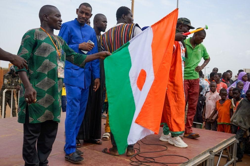 Níger: Manifestantes queimam bandeira francesa e exigem retirada das tropas