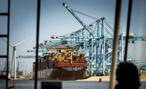 Balança comercial de bens da UE regressa a excedente no 2.º trimestre