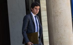 Governo francês apela para laicismo perante críticas por proibir 'abaya' nas escolas