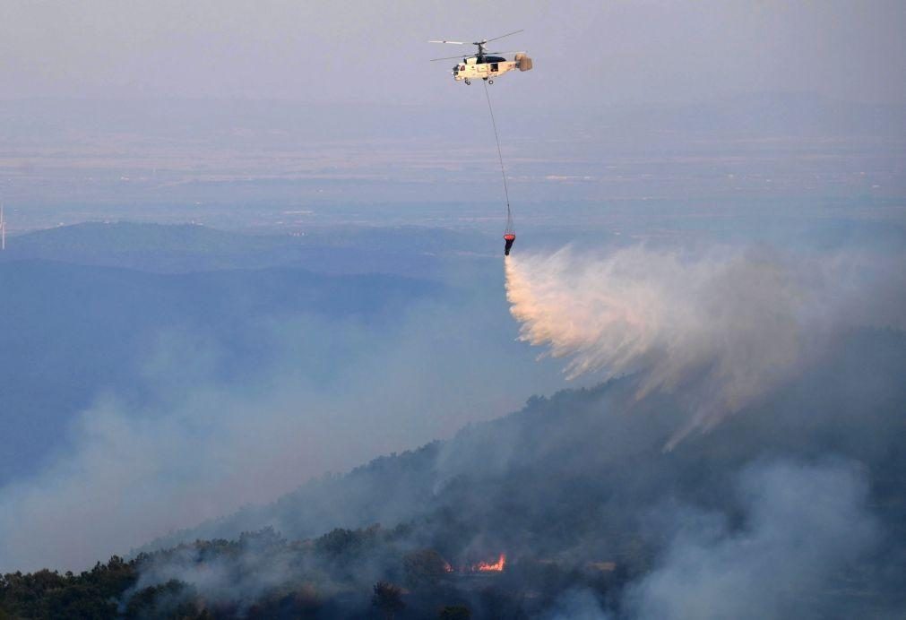 Grécia reforça equipas de bombeiros para combater incêndio no nordeste do país
