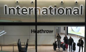 Aeroportos britânicos alertam para atrasos em voos após falha que afetou tráfego