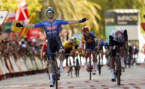 Kaden Groves vence quarta etapa da Vuelta ao sprint e Remco Evenepoel segue líder