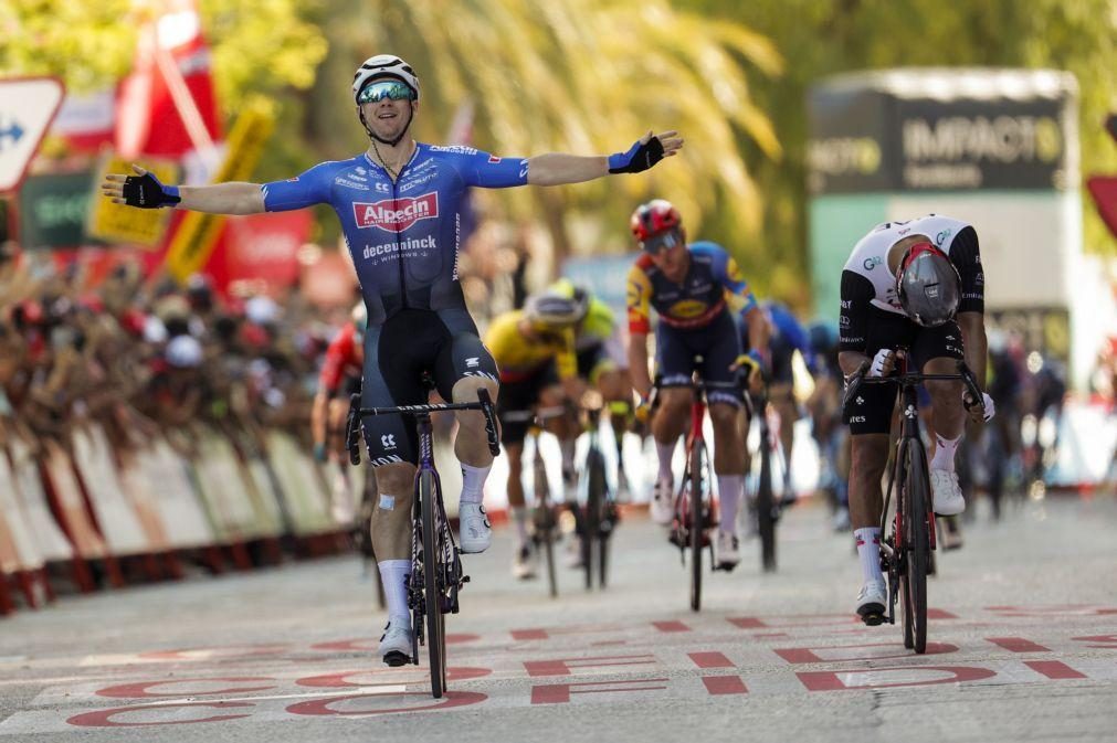 Kaden Groves vence quarta etapa da Vuelta ao sprint e Remco Evenepoel segue líder