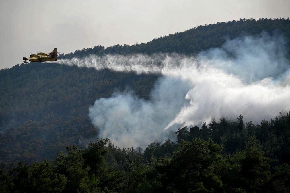 Grécia enfrenta fogos em grande escala pelo 11.º dia consecutivo