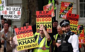 Protestos em Londres contra taxa sobre carros mais poluentes
