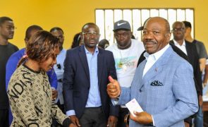 Militares golpistas no Gabão anunciam que Presidente Ali Bongo se encontra em prisão domiciliária