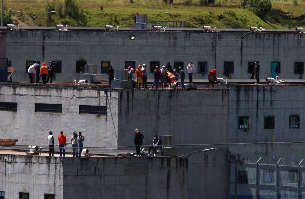 Pelo menos 57 guardas e polícias reféns em protesto de reclusos no Equador