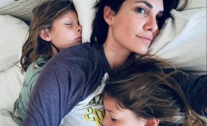Daniela Ruah Filho mais velho regressa à escola com novo look feito pela mãe