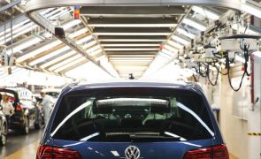 Autoeuropa quer rescindir com trabalhadores temporários devido a paragem