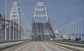 Moscovo diz ter destruído três 'drones' navais ucranianos que visavam ponte da Crimeia