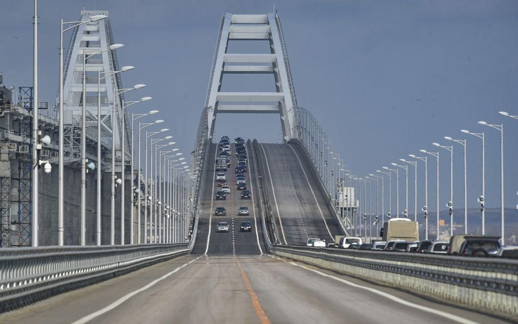 Moscovo diz ter destruído três 'drones' navais ucranianos que visavam ponte da Crimeia